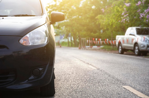 Foto close-up de um carro estacionado na estrada