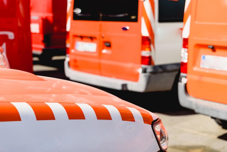 Foto close-up de um carro laranja na rua