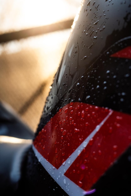 Foto close-up de um carro vermelho molhado