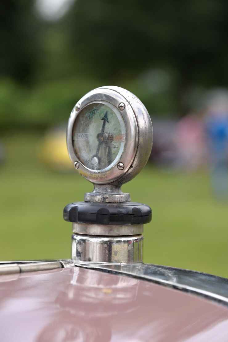 Foto close-up de um carro vintage no campo