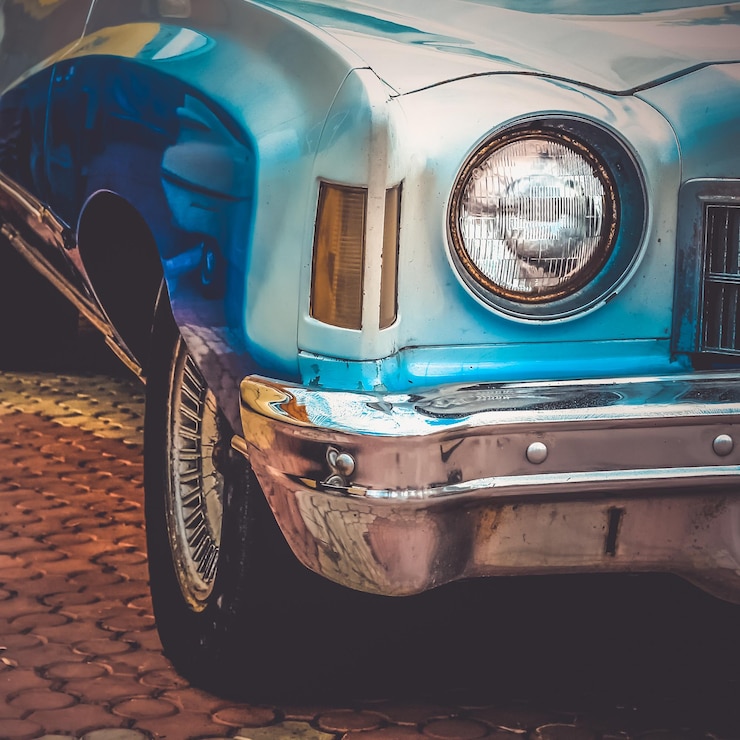 Foto close-up de um carro vintage no estacionamento