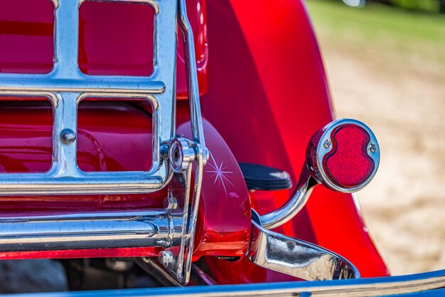 Foto close-up de um carro vintage vermelho