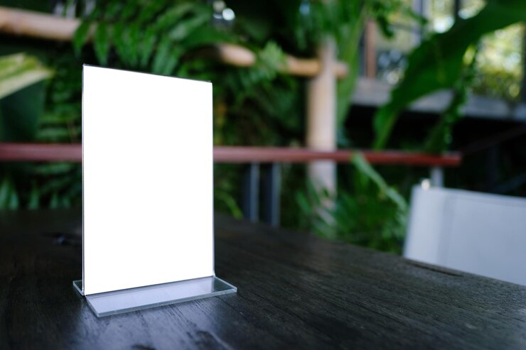 Foto close-up de um cartaz em branco na mesa de um café na calçada