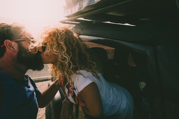 Foto close-up de um casal abraçando-se de carro ao ar livre