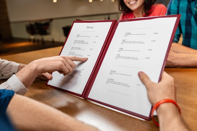 Close-up de um casal com um menu num restaurante