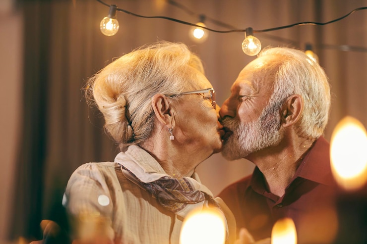 Foto close-up de um casal de idosos afetuosos se beijando