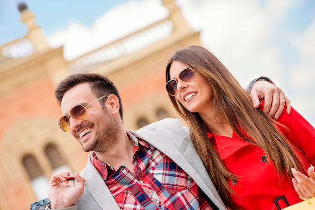 Close-up de um casal gostando de fazer compras juntos