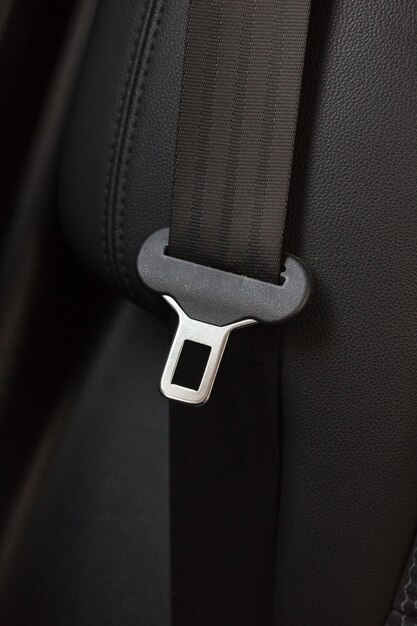 Close-up de um cinto de segurança na cadeira de couro