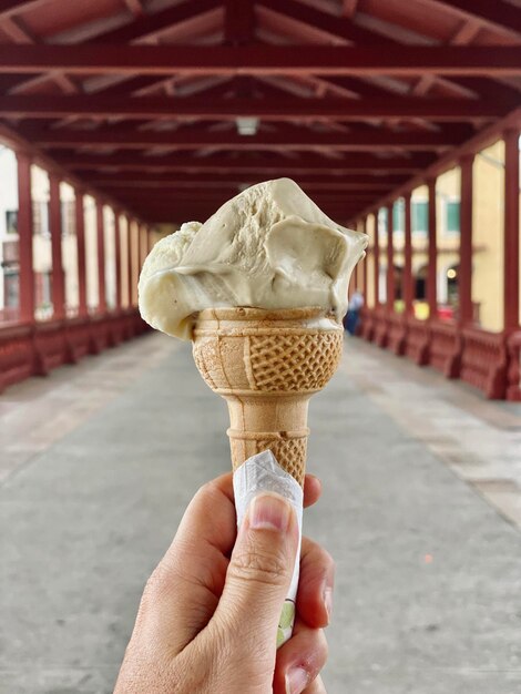 Foto close-up de um cone de sorvete na mão