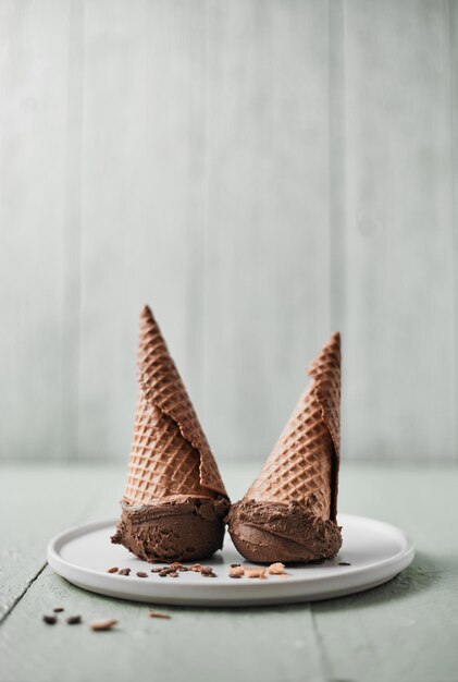 Foto close-up de um cone de sorvete na mesa