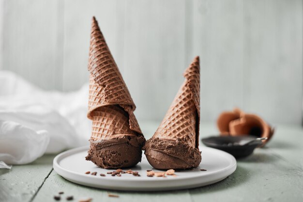 Foto close-up de um cone de sorvete na mesa