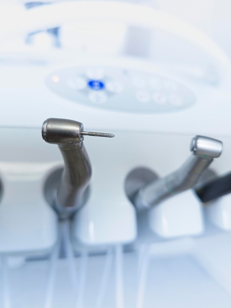 Foto close-up de um conjunto de instrumentos profissionais de perforação de dentista no consultório de dentista
