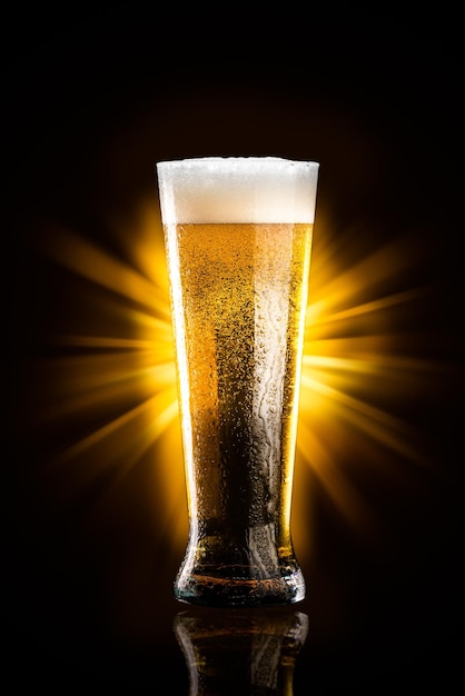 Foto close-up de um copo de cerveja contra um fundo preto