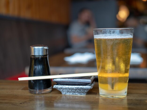 Foto close-up de um copo de cerveja na mesa