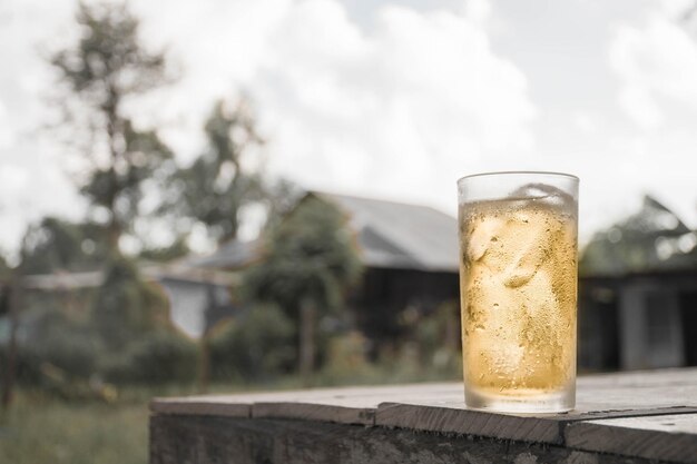 Foto close-up de um copo de cerveja na mesa