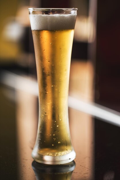 Foto close-up de um copo de cerveja na mesa