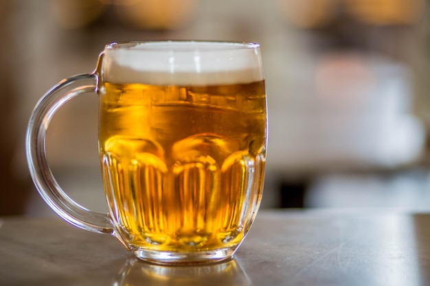 Close-up de um copo de cerveja na mesa