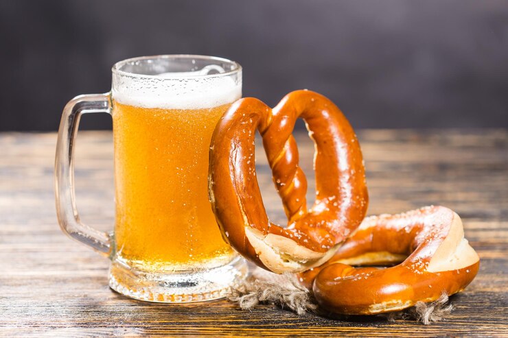 Foto close-up de um copo de cerveja na mesa