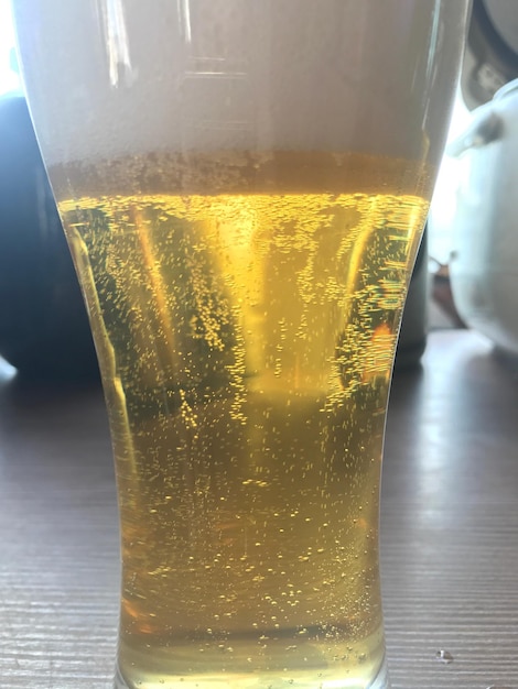 Foto close-up de um copo de cerveja na mesa