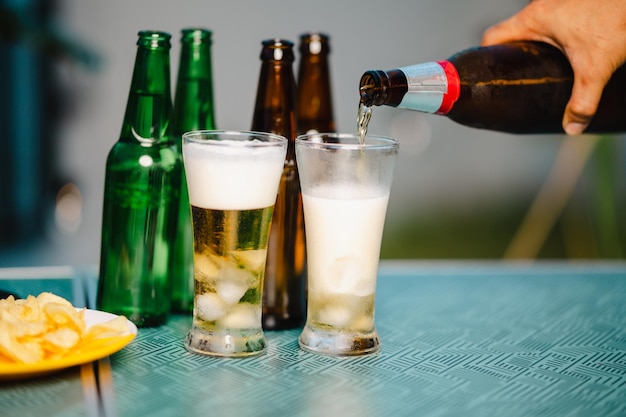 Foto close-up de um copo de cerveja na mesa