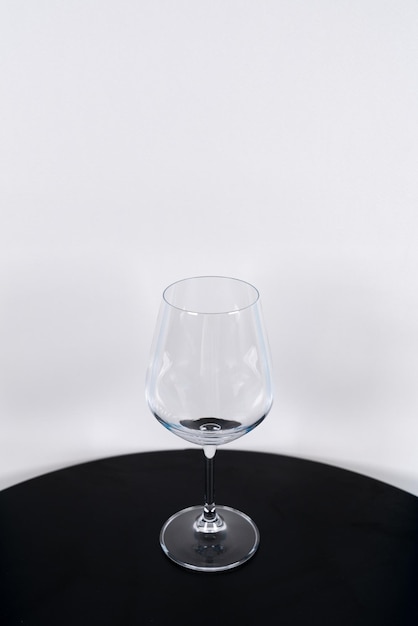 Foto close-up de um copo de vinho na mesa contra um fundo branco