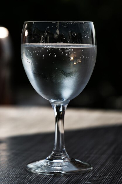 Foto close-up de um copo de vinho na mesa