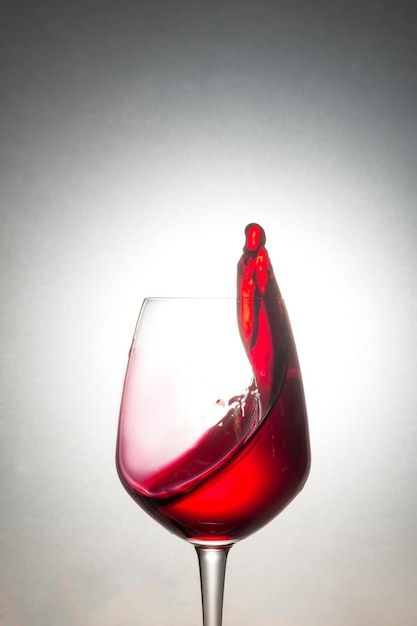 Close-up de um copo de vinho sobre um fundo branco