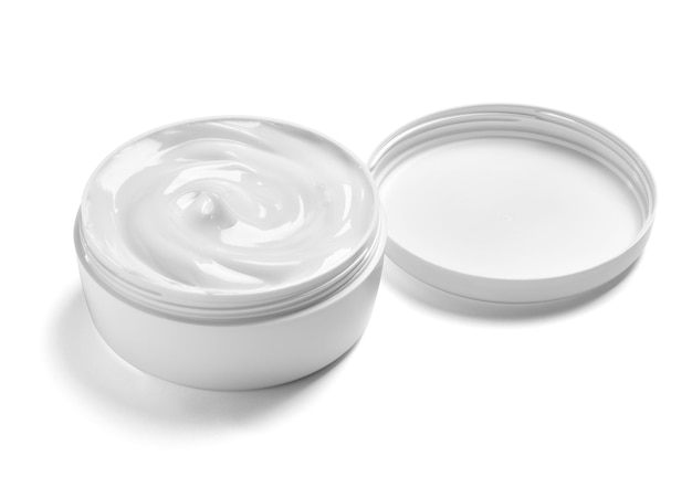 Foto close up de um creme de beleza branco em um recipiente em fundo branco