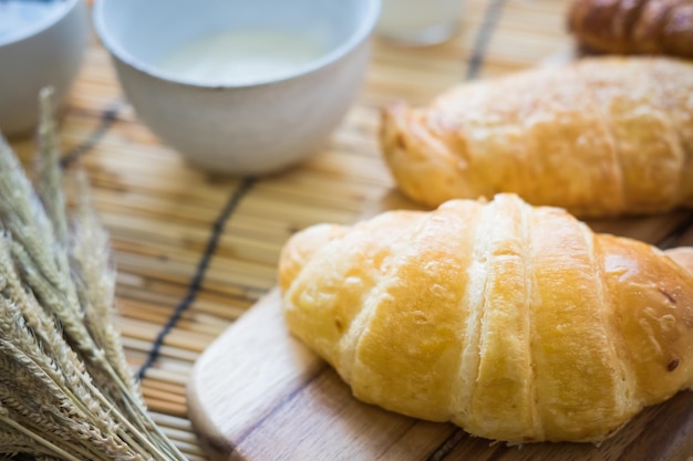 Close-up de um croissant na mesa
