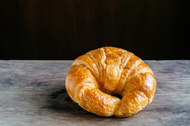 Close-up de um croissant na mesa