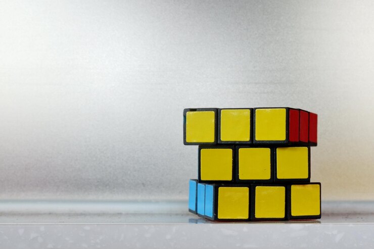 Foto close-up de um cubo de quebra-cabeça contra a parede