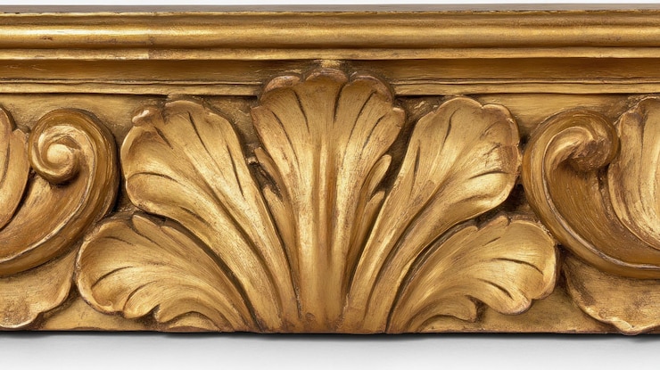 Foto close-up de um detalhe de moldagem de folha de ouro ornamentada e rolo