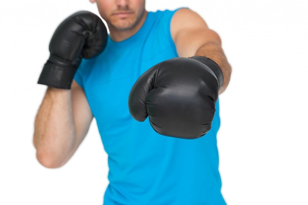 Close-up de um determinado boxeador masculino focado no treinamento