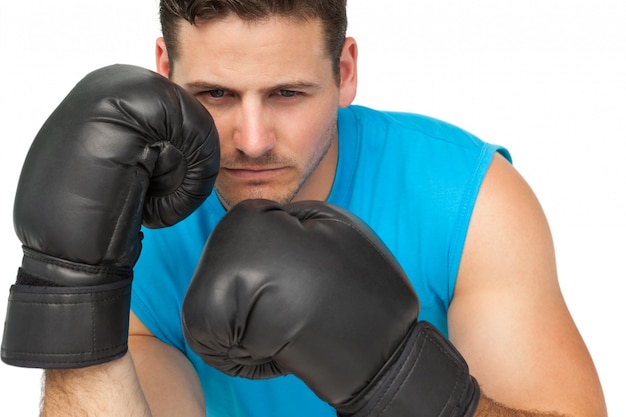 Close-up de um determinado boxeador masculino focado no treinamento