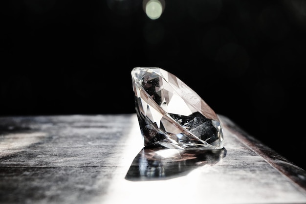 Close-up de um diamante na mesa