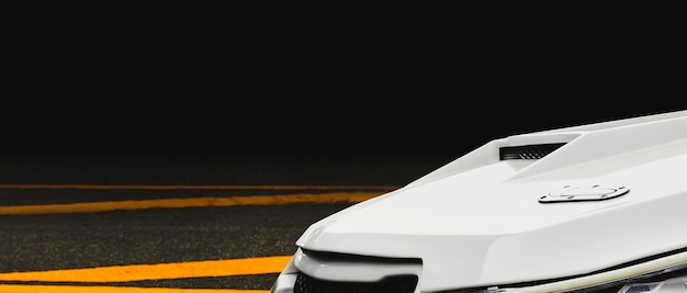 Foto close-up de um duto de ar no capô do motor turbo em um banner panorâmico de carro esportivo branco com espaço de cópia