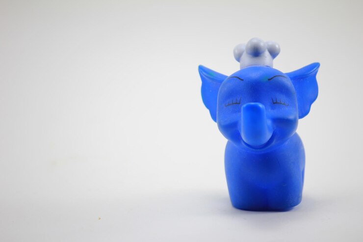 Foto close-up de um elefante de brinquedo azul sobre fundo branco