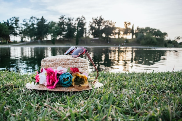 Foto close-up de um feno com flores na grama com um lago ao fundo