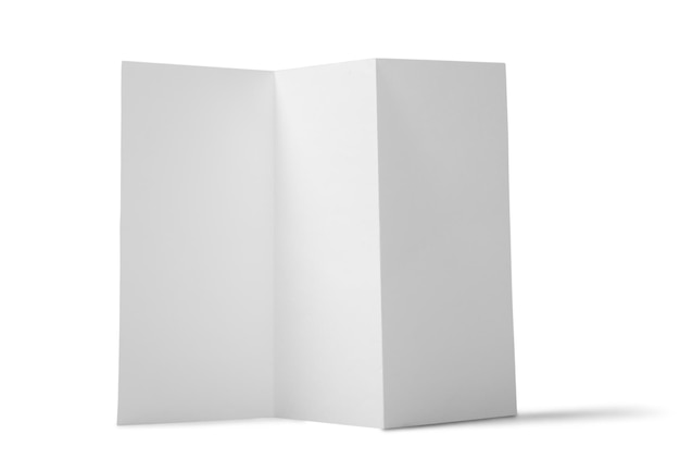 Close up de um folheto de papel branco dobrado em branco sobre fundo branco