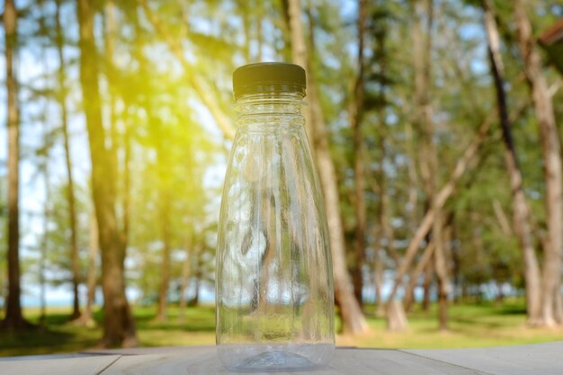 Foto close-up de um frasco de vidro na mesa