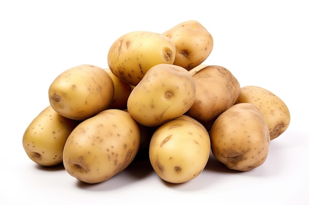 Close-up de um fundo branco com um cacho de batatas isoladas