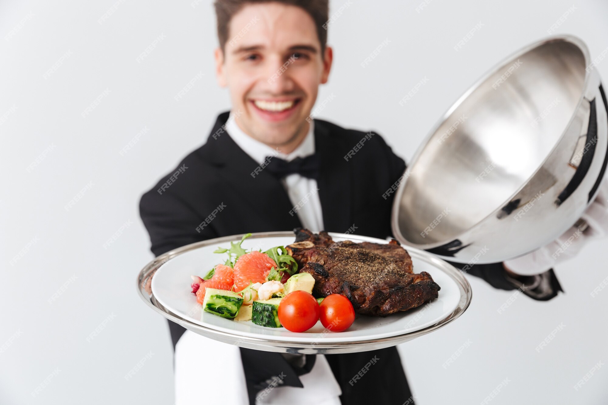 A Garçonete Do Restaurante Traz Um Prato Delicioso Com Bife Para a Mesa  Foto de Stock - Imagem de jogo, carne: 273523240