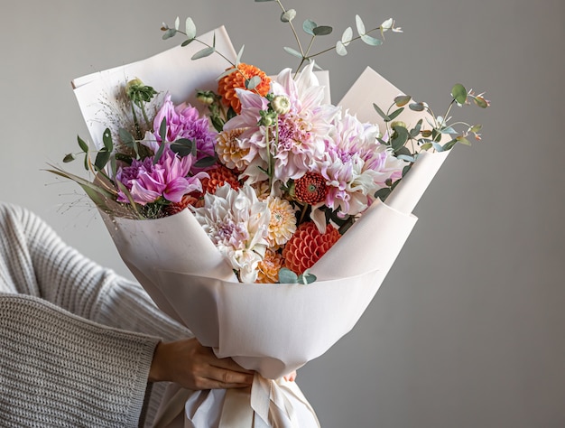 Foto close-up de um grande buquê festivo com flores de crisântemo.