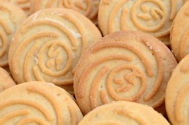 Close-up de um grande número de biscoitos redondos com recheio de coco