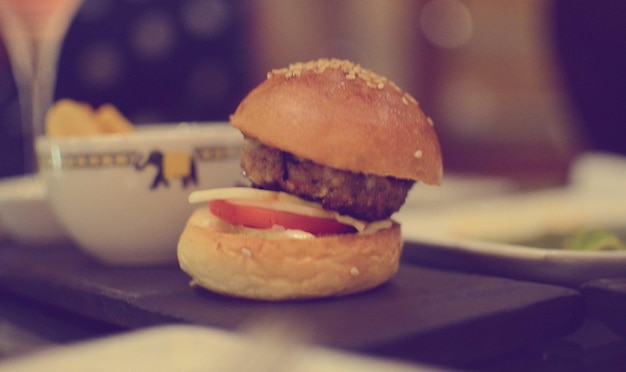 Foto close-up de um hambúrguer na mesa