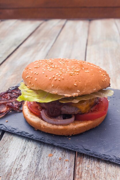 Foto close-up de um hambúrguer na mesa