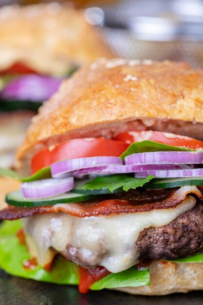 Foto close-up de um hambúrguer no prato