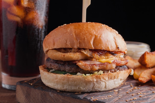 Close up de um hamburguer saboroso com petiscos.