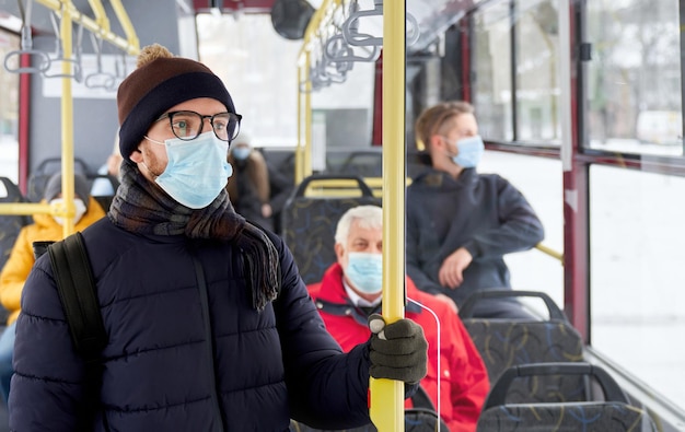 Close-up de um homem adulto pensativo, vestindo roupas de inverno, olhando para a janela na colheita de transporte