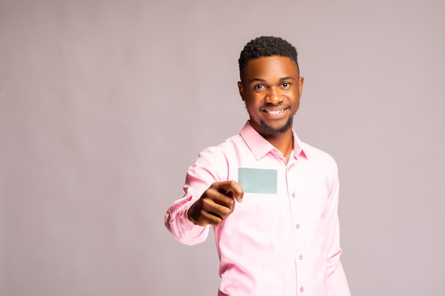 Close-up de um homem africano bonito segurando seu cartão de eleitor